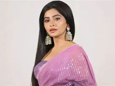 Yukti Kapoor Height in Feet, Age, Boyfriend, Family & Bio